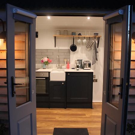 Luxury Shepherds Hut - The Sweet Pea By The Lake ยอร์ค ภายนอก รูปภาพ