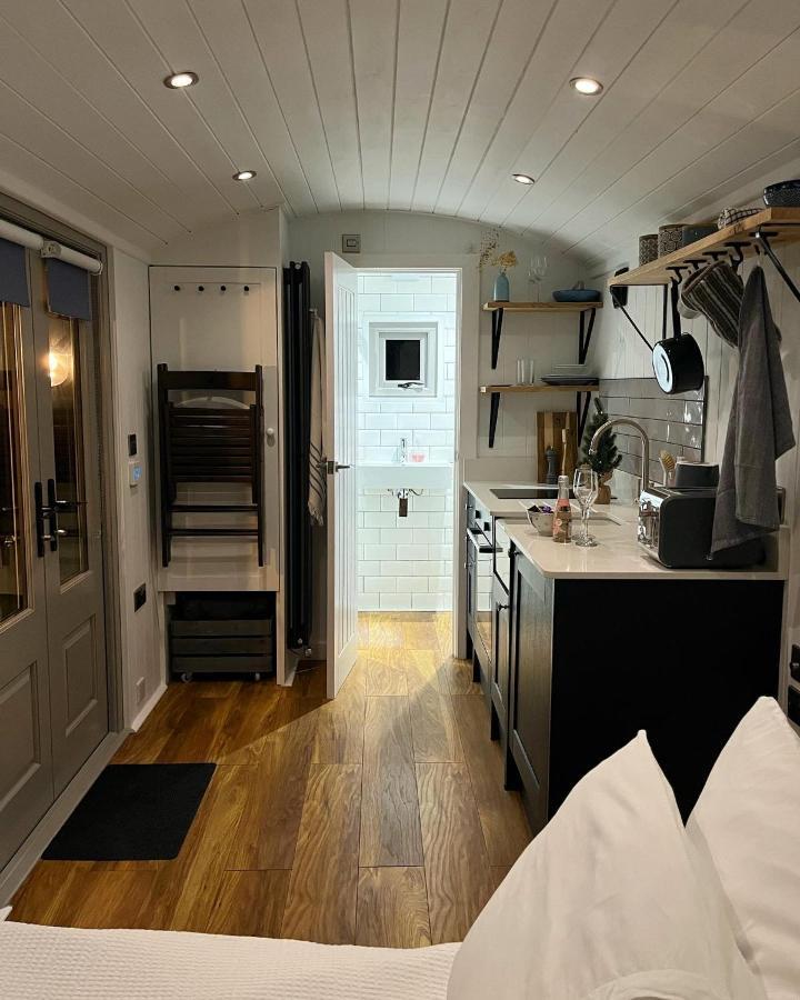 Luxury Shepherds Hut - The Sweet Pea By The Lake ยอร์ค ภายนอก รูปภาพ