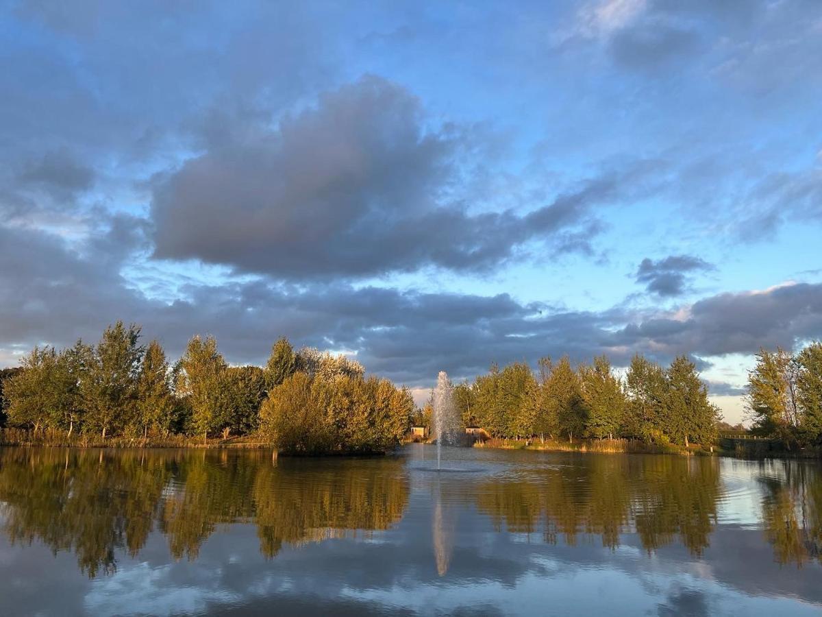 Luxury Shepherds Hut - The Sweet Pea By The Lake ยอร์ค ภายนอก รูปภาพ