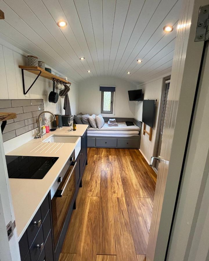 Luxury Shepherds Hut - The Sweet Pea By The Lake ยอร์ค ภายนอก รูปภาพ