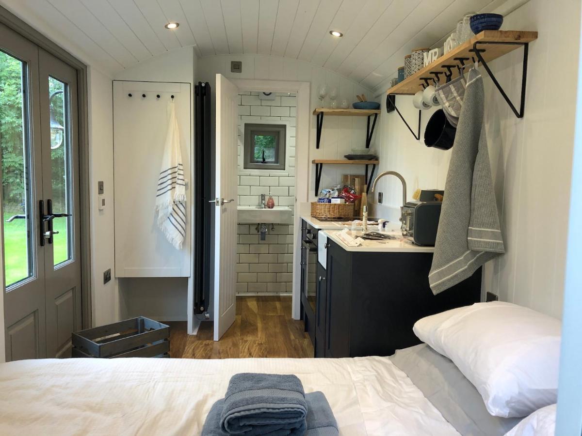 Luxury Shepherds Hut - The Sweet Pea By The Lake ยอร์ค ภายนอก รูปภาพ