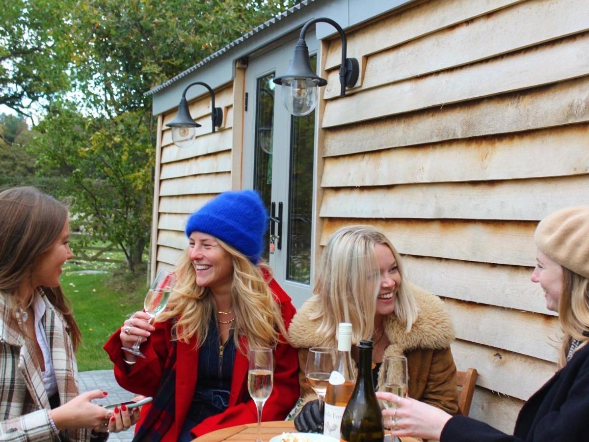 Luxury Shepherds Hut - The Sweet Pea By The Lake ยอร์ค ภายนอก รูปภาพ