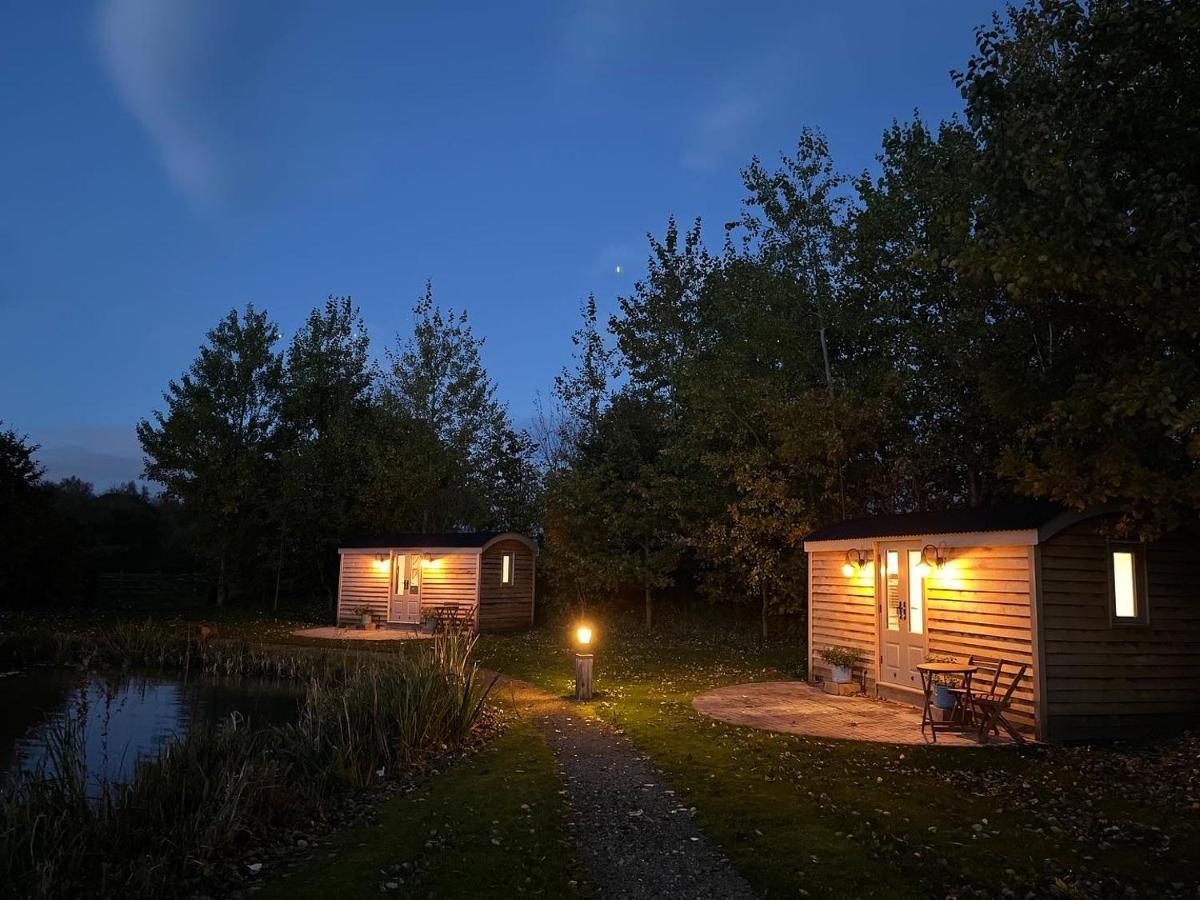 Luxury Shepherds Hut - The Sweet Pea By The Lake ยอร์ค ภายนอก รูปภาพ