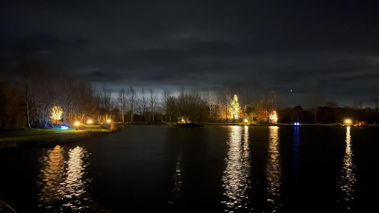 Luxury Shepherds Hut - The Sweet Pea By The Lake ยอร์ค ภายนอก รูปภาพ