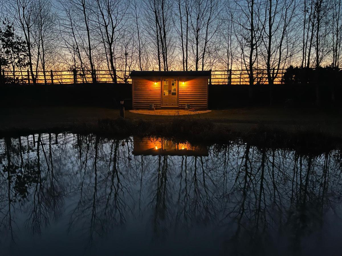 Luxury Shepherds Hut - The Sweet Pea By The Lake ยอร์ค ภายนอก รูปภาพ
