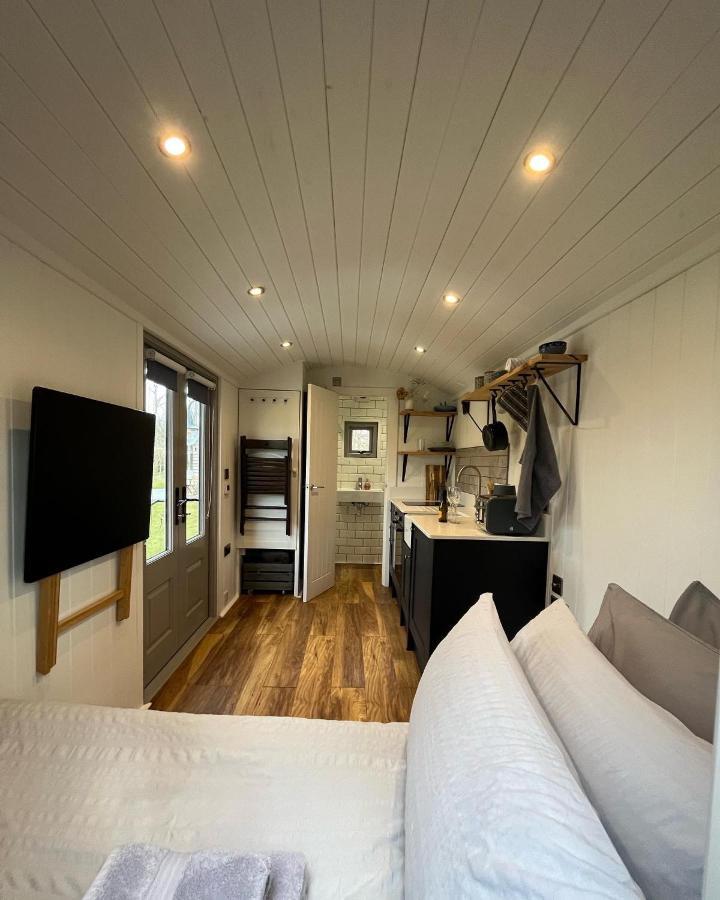 Luxury Shepherds Hut - The Sweet Pea By The Lake ยอร์ค ภายนอก รูปภาพ
