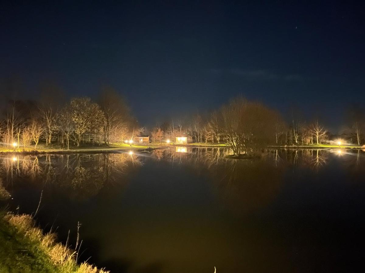 Luxury Shepherds Hut - The Sweet Pea By The Lake ยอร์ค ภายนอก รูปภาพ